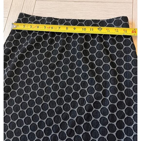 Elle black & white geometric print, knee length straight skirt. Poly, spandex. M - Picture 2 of 7
